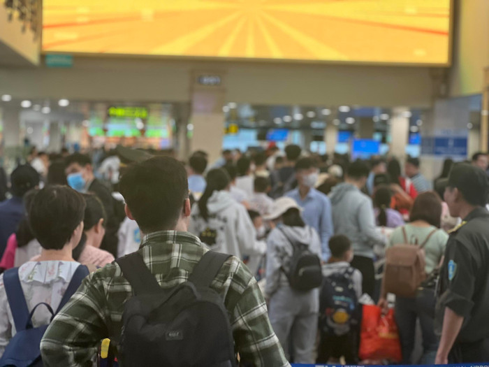 Người dân về quê ăn Tết: Cửa ngõ, đường đổ về sân bay tại TP.HCM kẹt cứng Ảnh 8