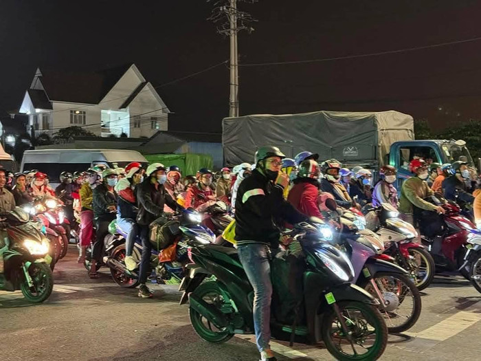 Người dân miền Tây di chuyển xe máy về quê ăn Tết sau khi kết thúc ngày làm việc cuối cùng của năm 2024 vào chiều 24/1 vừa qua. Ảnh: Nguyễn Lê Duy An 