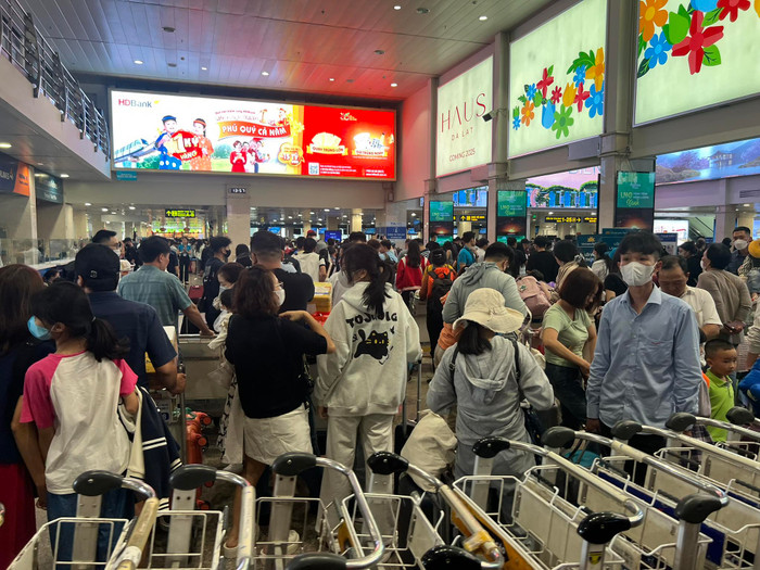 Người dân về quê ăn Tết: Cửa ngõ, đường đổ về sân bay tại TP.HCM kẹt cứng Ảnh 9