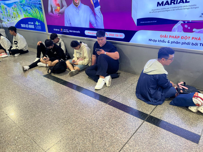 Bị các hãng bay delay, nhiều người dân mệt mỏi, vật vờ ở sân bay.