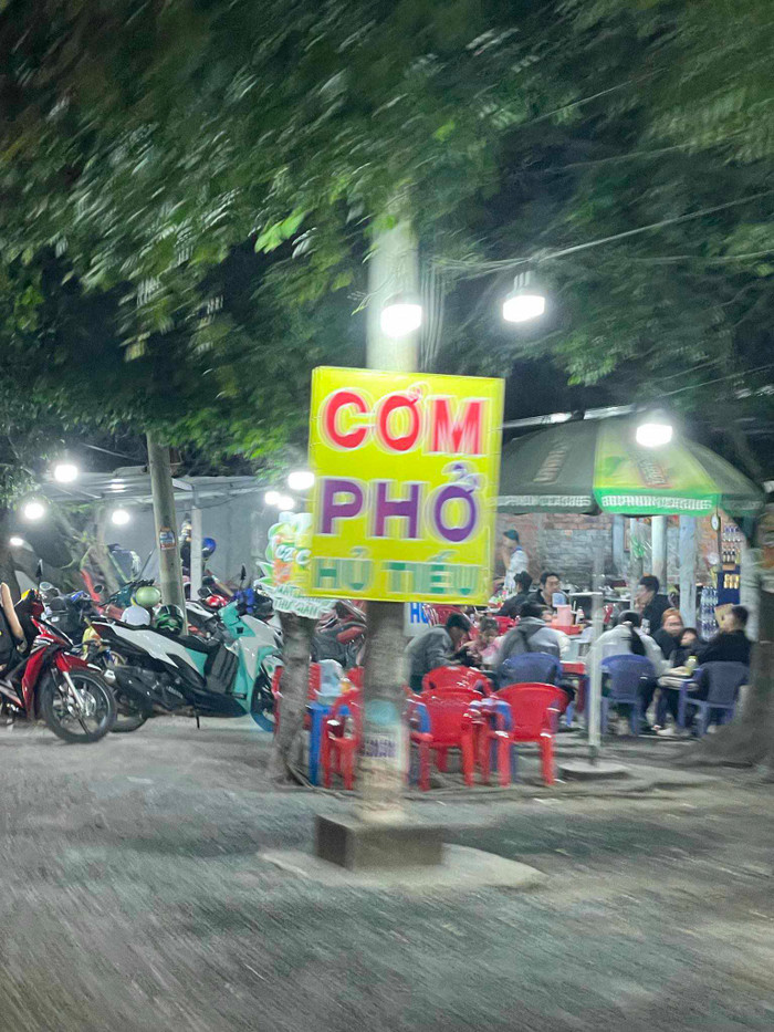 Các quán cơm, phở được mở xuyên đêm để phục vụ người dân 