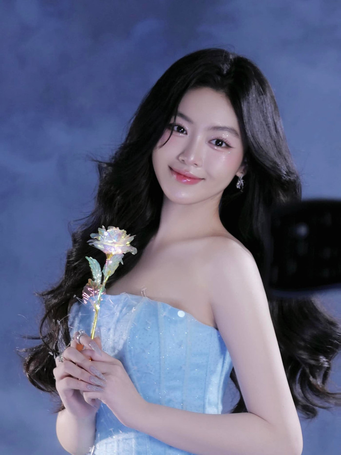 Khán giả trông đợi Lọ Lem tỏa sắc tại một cuộc thi nhan sắc trong tương lai vì sở hữu vẻ đẹp như bước ra từ chuyện cổ tích. (Ảnh: FBNV)