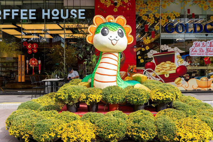 Rắn linh vật được tạo hình chibi được đặt tại Trung tâm thành phố