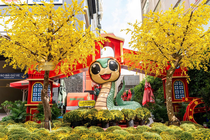 Rắn linh vật được tạo hình dễ thương, xung quanh được trang trí bằng những cụm hoa cúc mâm xôi nổi bật. Ảnh: Người Nha Trang