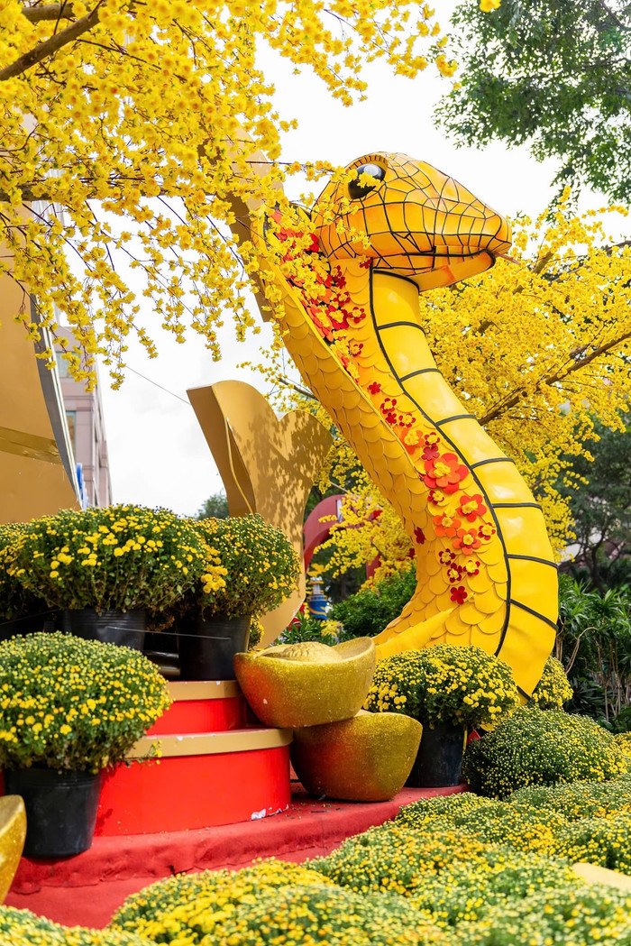 Linh vật rắn chúa được đặt tại ngã tư đường Lý Tự Trọng - Trần Hưng Đạo. Ảnh: Người Nha Trang