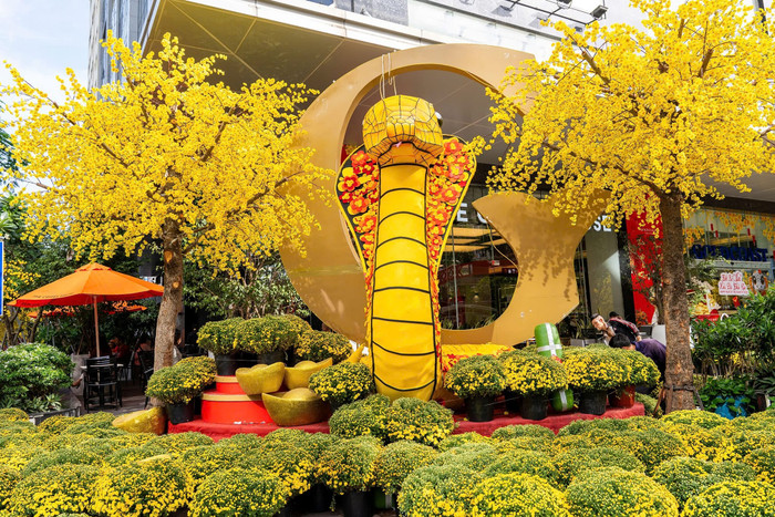 Linh vật rắn hổ mang chúa cao tầm 3,5m, rộng khoảng 3m được đặt tại Trung tâm TP Nha Trang. Ảnh: Người Nha Trang