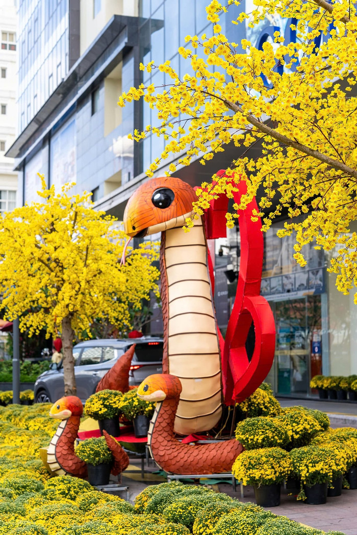 Tượng rắn mẹ và rắn con, tượng trưng cho tình mẫu tử. Ảnh: Người Nha Trang