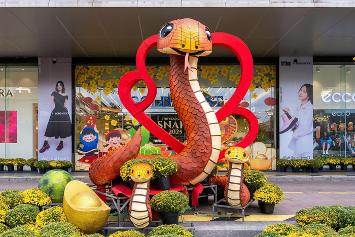 Ông Ngô Văn Tài - giám đốc Công ty Tân Tiến Thành, nhà thầu thi công cho biết, đây là cụm rắn linh vật tượng trưng cho tình mẫu tử.