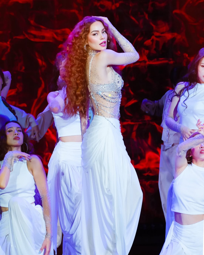 Hồ Ngọc Hà khoe hình thể chuẩn 'đồng hồ cát' mà nhiều người ao ước. (Ảnh: FBNV)