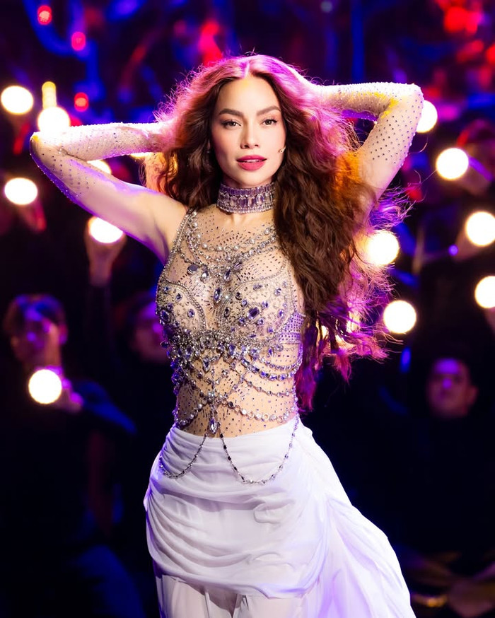 Kiểu tóc và lối trang điểm còn giúp tổng thể tạo hình của Hồ Ngọc Hà thêm phần ấn tượng. (Ảnh: FBNV)