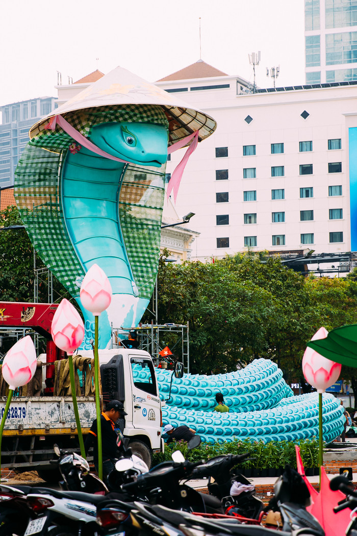 Tượng rắn linh vật với màu xanh chủ đạo, điểm ấn tượng là 'nàng Tỵ' đội nón lá và đeo khăn rằn, rất đặc trưng theo kiểu của người dân Nam bộ.