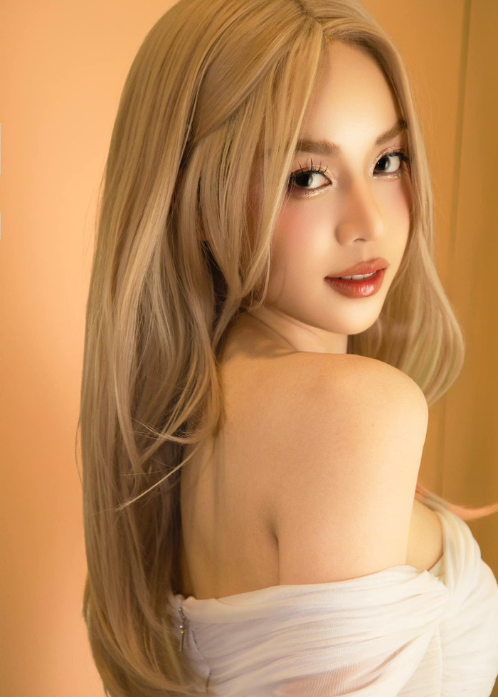 Hoa hậu Thanh Thủy tẩy tóc, nhuộm màu bạch kim khi dự sự kiện ra mắt phim 'Nụ hôn bạc tỷ'. (Ảnh: FBNV)