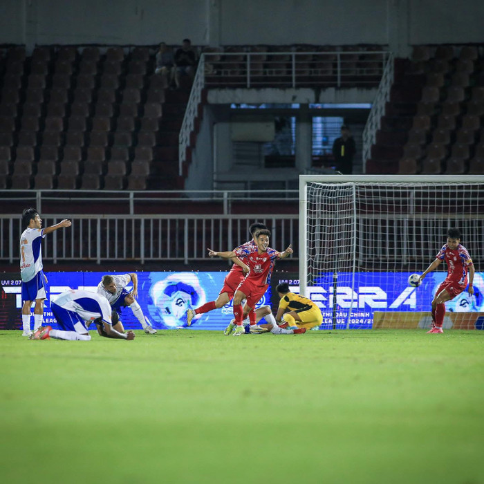 Trong ngày tái ngộ TPHCM, thủ môn Bùi Tiến Dũng không thể giúp đội bóng mới đổi vận. Ảnh: CLB TPHCM