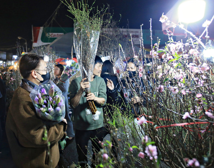 Chợ hoa Quảng An hoạt động cả ngày, nhưng sôi động nhất là về đêm. Từ khoảng 23:00 giờ, chợ hoa bắt đầu tấp nập khi những chuyến xe chở hoa tươi đổ về. Thời gian “cao điểm” tại chợ hoa Quảng An là từ khoảng 2:00 đến 4:00 giờ sáng.