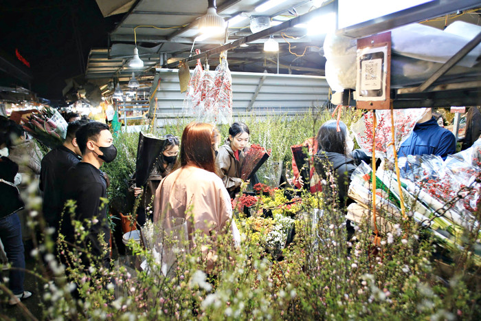 Những ngày cận Tết Nguyên đán, chợ hoa Quảng An càng trở nên đông đúc và nhộn nhịp khi người dân liên tục đổ về mua hoa về chưng dịp Tết. 