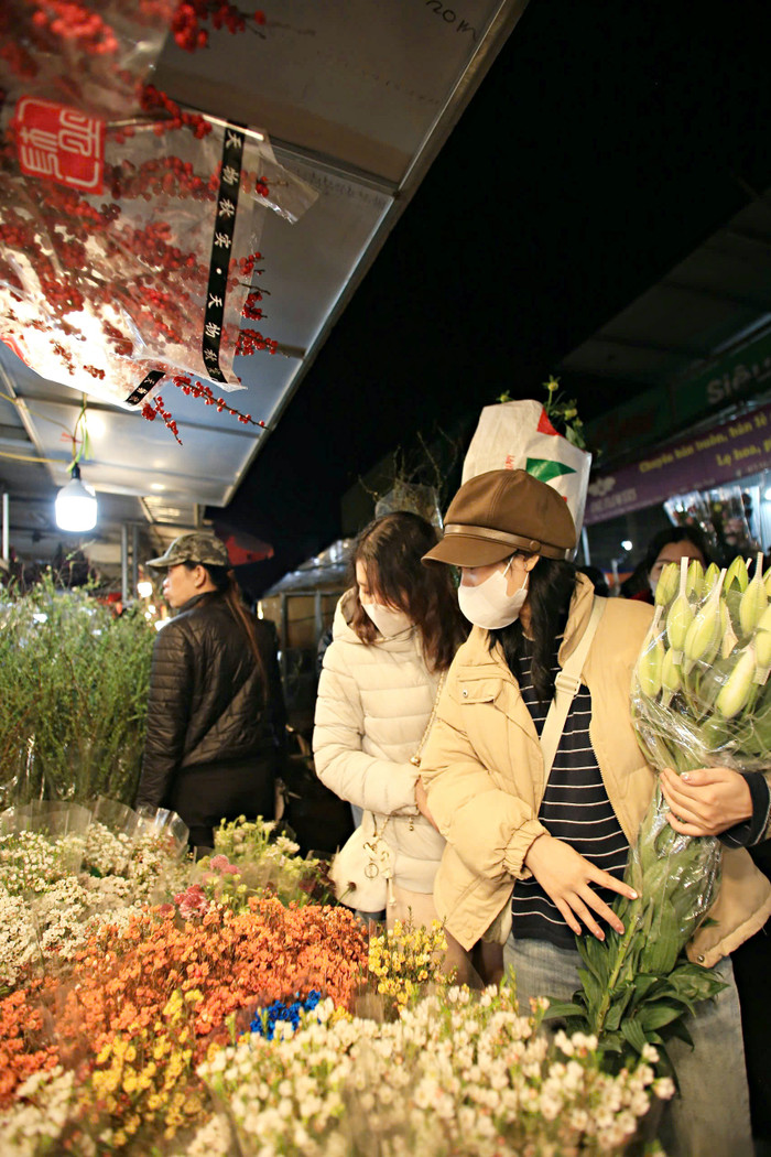 Chợ hoa Quảng An (phường Quảng An, quận Tây Hồ, Hà Nội) là chợ hoa lớn nhất miền Bắc, thường hoạt động sôi nổi về ban đêm.