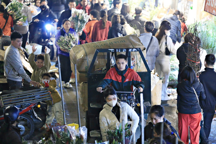 Theo tìm hiểu, giá hoa vào dịp Tết đang có xu hướng tăng cao. Nhiều loại hoa tăng giá gấp đôi so với ngày thường. Theo 1 tiểu thương, giá hoa sẽ còn tăng cao hơn trong những ngày tới. 