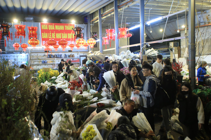 Càng về khuya, người dân đổ về chợ hoa Quảng An càng đông đúc.