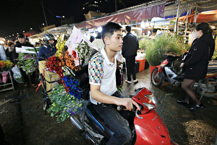 Qua ghi nhận, từ chiều tối đến đêm khuya, dòng người vẫn tấp nập đến đây để chọn mua những bó hoa tươi đẹp nhất cho ngày Tết. 