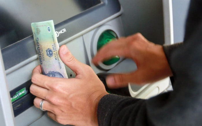 Nhờ thanh niên rút tiền ở cây ATM, người phụ nữ Bắc Giang sau đó phải báo Công an vội Ảnh 2