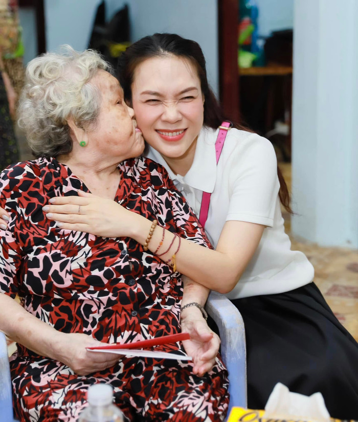 Mỹ Tâm giản dị trong khi tham gia hoạt động từ thiện. Ảnh: FBNV