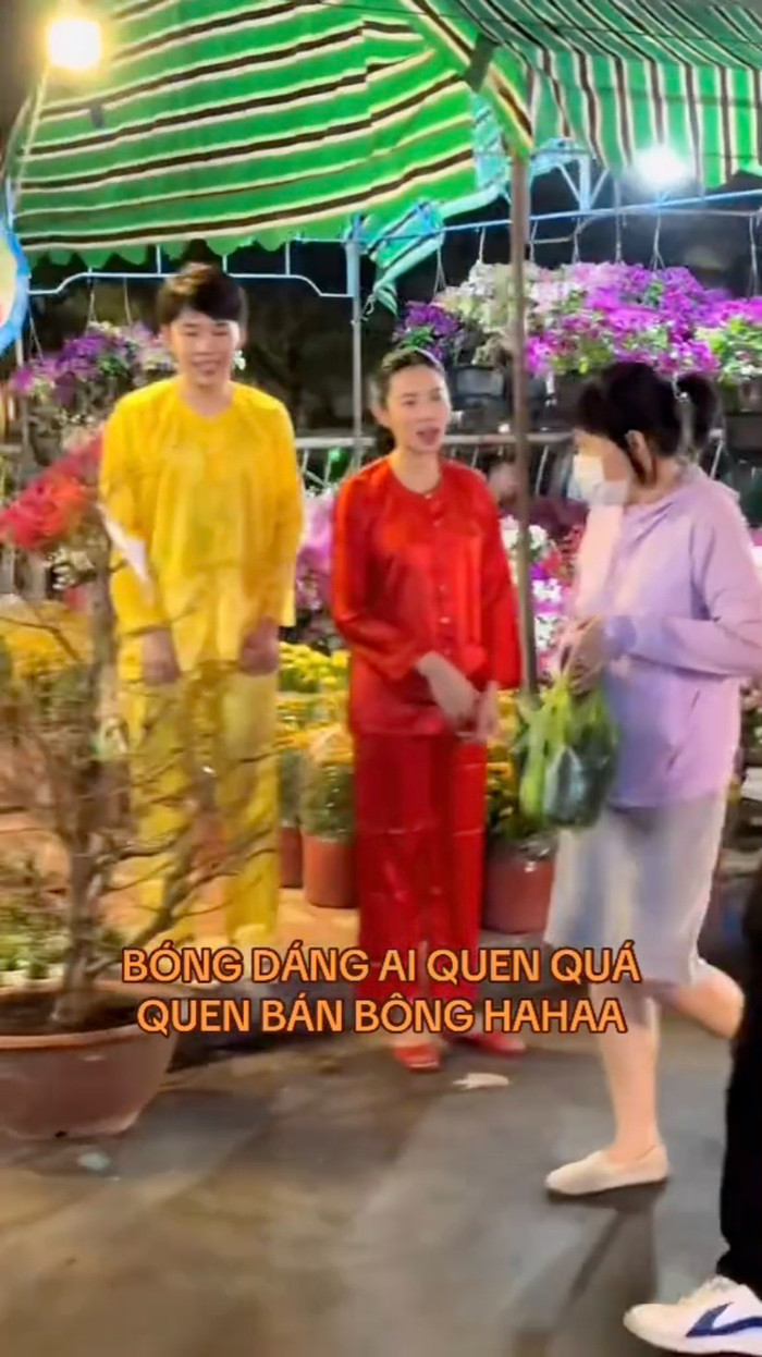 Showbiz 24h: Thuỳ Tiên được 'người qua đường' bắt gặp đi bán hoa trước thềm Tết Nguyên đán. Ảnh: TikTok buiquochuy07