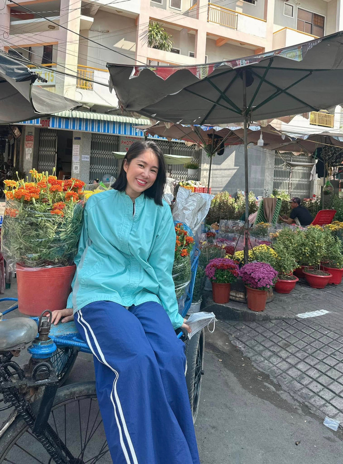 Nhan sắc như học sinh cấp 3 của Lê Phương khi về quê ăn Tết với mẹ Ảnh 2