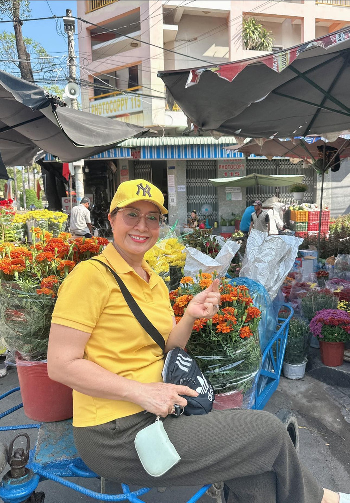Lê Phương và mẹ đi chợ hoa ngày Tết