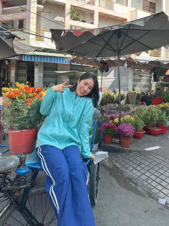 Lê Phương được khen trẻ như học sinh cấp 3