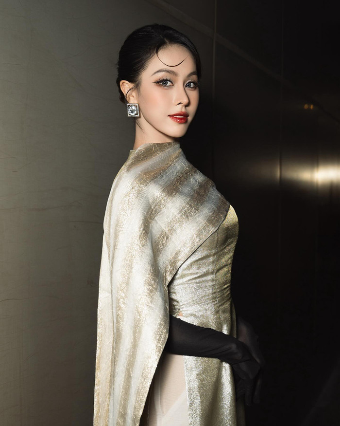 Dù chỉ là tân binh trong lĩnh vực nhảy, Ngọc Hằng vẫn tạo nên kỳ tích với số điểm 'sít sao' so với đàn chị Quỳnh Nga cùng khả năng khiêu vũ điêu luyện, chuyên nghiệp. Người hâm mộ của nàng hậu khá tiếc nuối khi chân dài để vuột mất ngôi vị Quán quân Bước Nhảy Hoàn Vũ. 