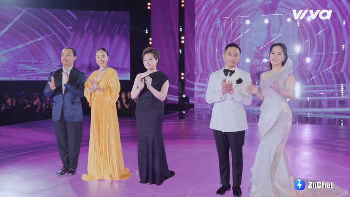 Ca sĩ Đoan Trang cùng ban giám khảo đêm chung kết Bước Nhảy Hoàn Vũ 2024. 