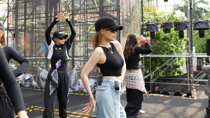 Nghệ sĩ Hoàng Thuỳ Linh tự tin khoe dáng thon sau một thời gian ở ẩn. Ảnh: FBNV