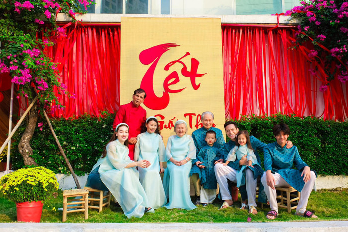 Hồ Ngọc Hà hạnh phúc bên cạnh những người thân trong đại gia đình. Ảnh: FBNV