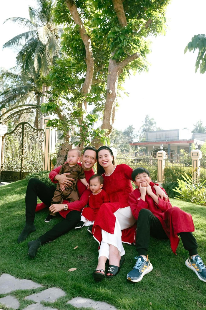 Những bộ ảnh Hồ Ngọc Hà diện áo dài bên cạnh người thân đều nhận về lượt tương tác nồng nhiệt từ khán giả. Ảnh: FBNV