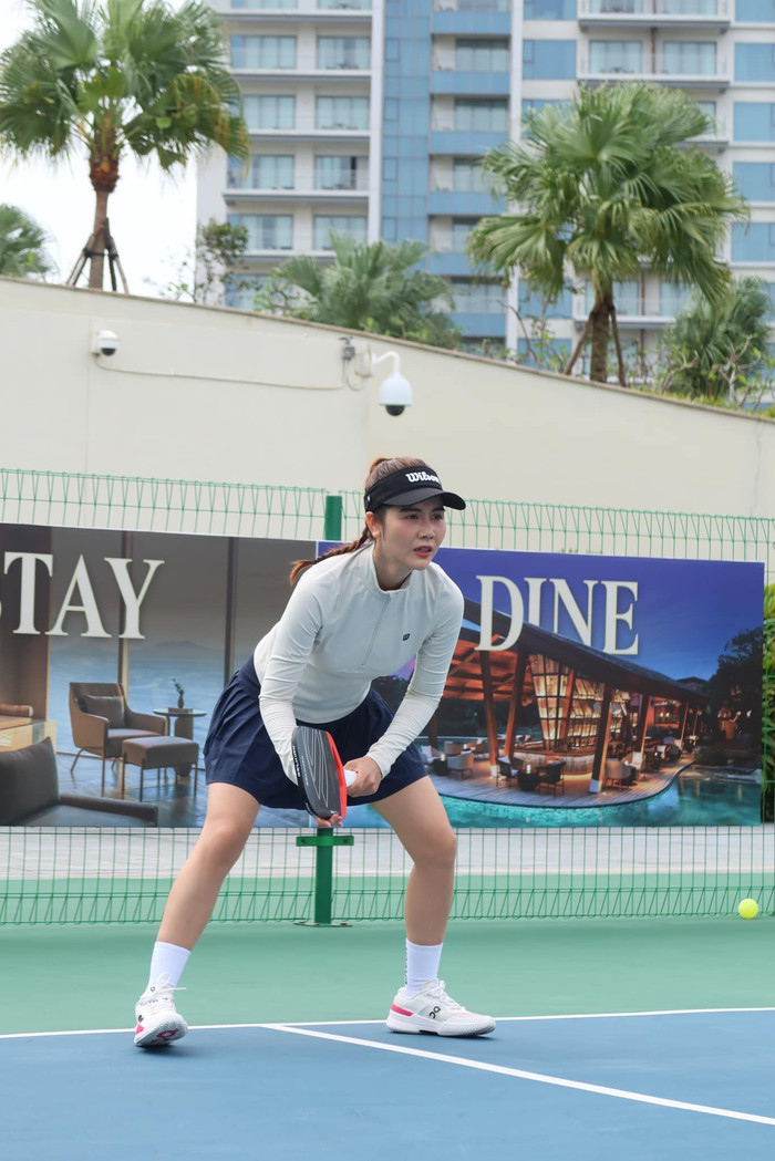 Diễn viên Huyền Lizzie dành thời gian rảnh để chơi pickleball. Ảnh: FBNV