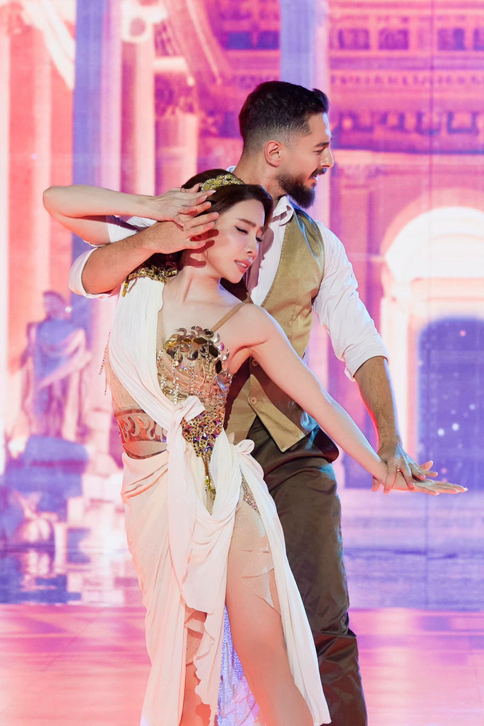 Quỳnh Nga được nhận xét tiến bộ, bứt phá qua từng đêm thi. (Ảnh FBNV)