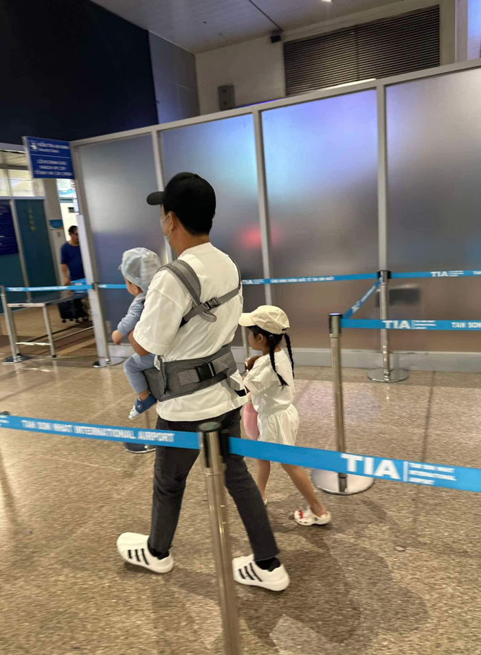 Không chỉ nấu ăn ngon, Trường Giang là 'ông bố quốc dân' khi phụ giúp vợ chăm sóc các con. (Ảnh: FBNV)