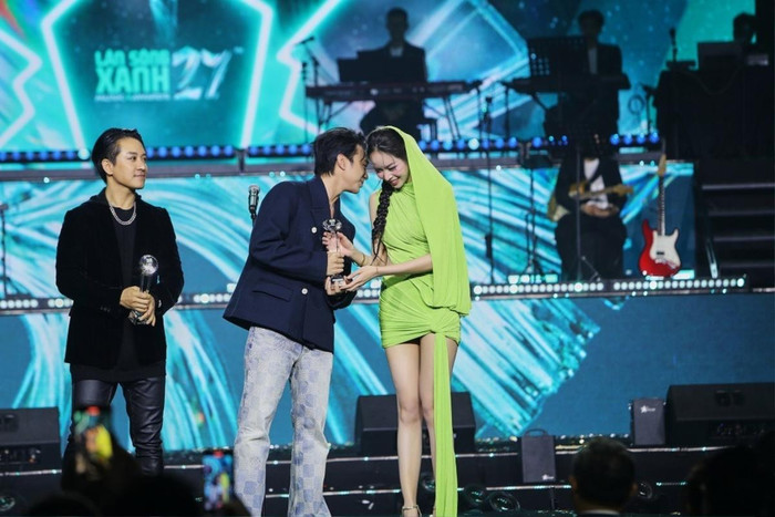 Soobin Hoàng Sơn ghé tai thì thầm với Thanh Thủy. (Ảnh BTC)