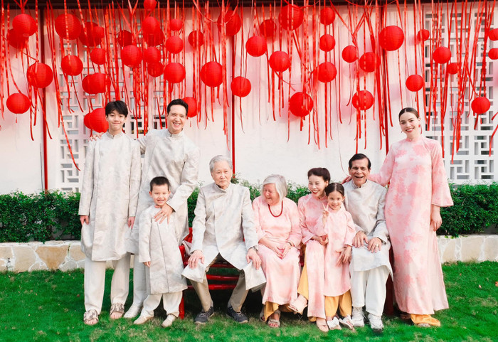 Gia đình Hồ Ngọc Hà chụp ảnh đón Tết, Subeo trở thành tâm điểm Ảnh 1