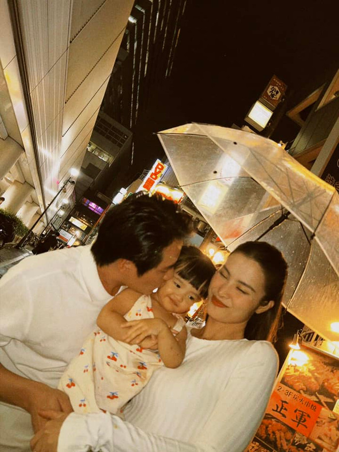 Bé Winnie dù sinh ra ở 'vạch đích' nhưng vẫn được bố mẹ dạy tự lập từ khi còn nhỏ. Ảnh: FBNV