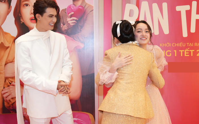 Chi Pu ôm động viên đàn em Kaity Nguyễn trên thảm đỏ.