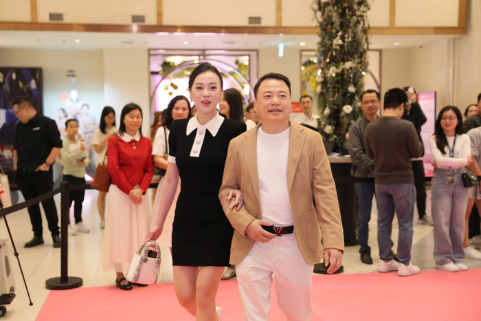 Phương Oanh sánh đôi Shark Bình tại sự kiện ra mắt phim mới đây.