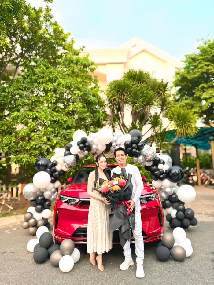 Showbiz 24h: Tuấn Hưng xúc động khi nhận được sự yêu chiều, quan tâm của bà xã. Ảnh: FBNV