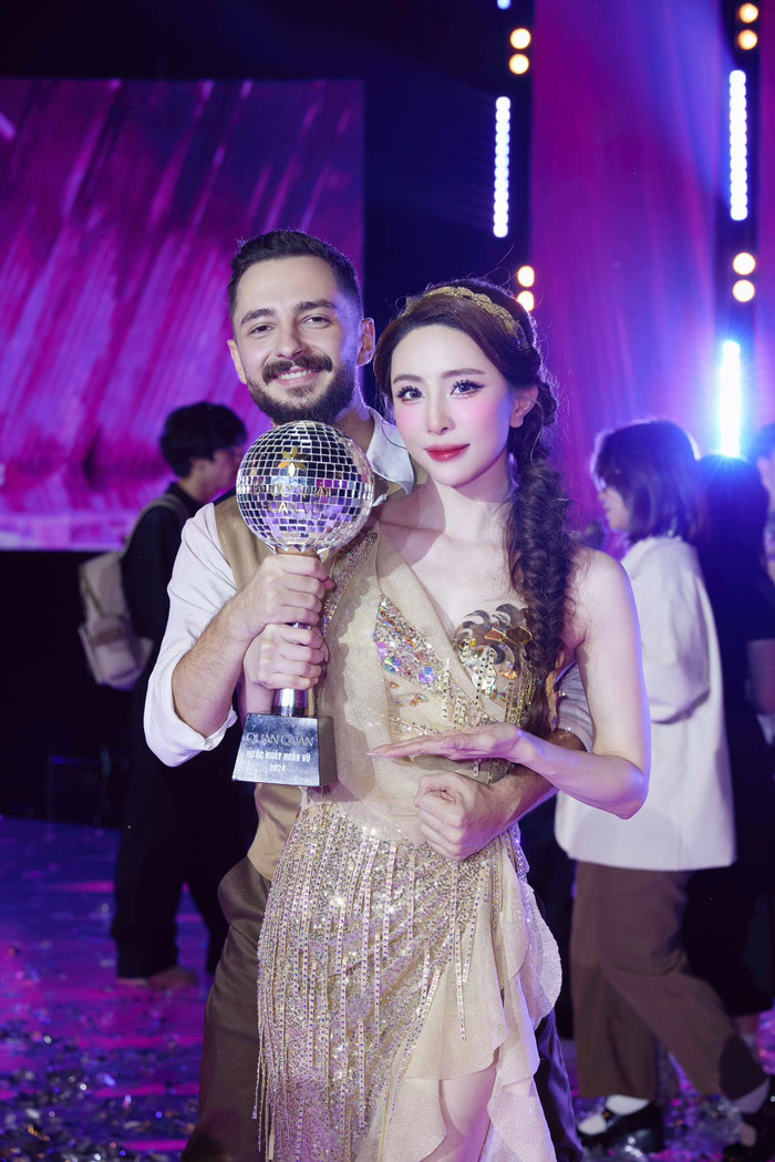 Showbiz 24h: Quỳnh Nga hạnh phúc chụp ảnh với cúp Quán quân Bước Nhảy Hoàn Vũ 2024. Ảnh: FBNV