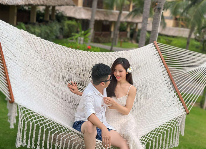 Trên mạng xã hội, Á hậu sinh năm 1993 thường chia sẻ ảnh đi du lịch hạnh phúc với doanh nhân Bửu Lộc. (Ảnh: FBNV)