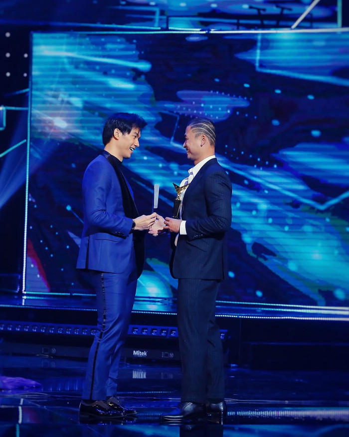 Nhan Phúc Vinh trao cúp cho Duy Hưng ở VTV Awards 2024.