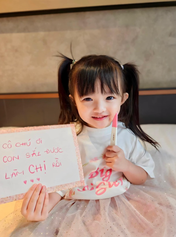 Đông Nhi thông báo mang thai lần 2 đúng vào mùa Valentine thứ 15 bên cạnh Ông Cao Thắng. (Ảnh: FBNV)