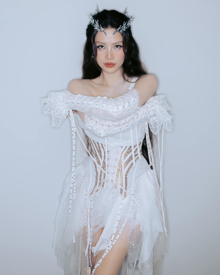 Hậu sinh nở, Đông Nhi nhanh chóng lấy lại vóc dáng và trở lại hoạt động nghệ thuật. (Ảnh: FBNV)