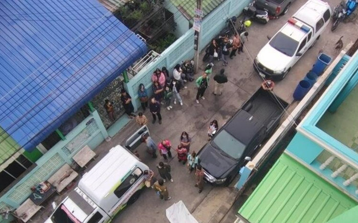 Nghe tiếng động lớn khi đang bấm điện thoại, người phụ nữ gục ngã sau khi kiểm tra Ảnh 2