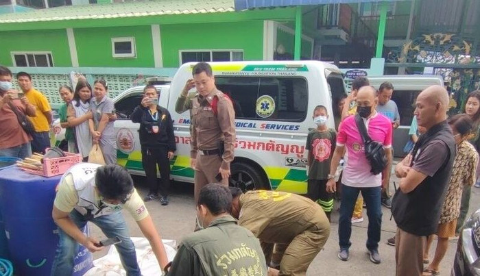 Nghe tiếng động lớn khi đang bấm điện thoại, người phụ nữ gục ngã sau khi kiểm tra Ảnh 2